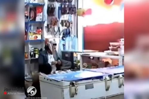 بالفيديو.. يمني لم يتزحزح من مكانه رغم شدة القصف الأمريكي !