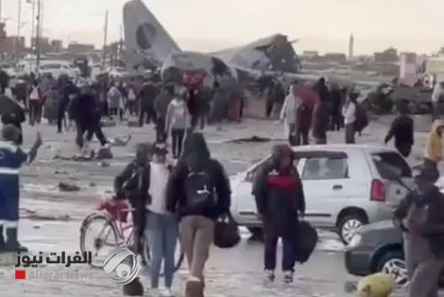 شاهد.. تحطم طائرة عسكرية محملة بالنقود في بوليفيا والشرطة تفرق السكان لمنع التقاط الأموال