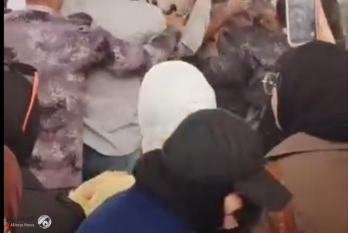 بالفيديو.. احتكاك بين الخريجين المطالبين بالتعيين والقوات الأمنية أمام بوابة نفط البصرة
