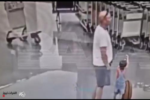 بالفيديو.. يهودي يهاجم طفلاً بوحشية محاولاً قتله في مطار موسكو