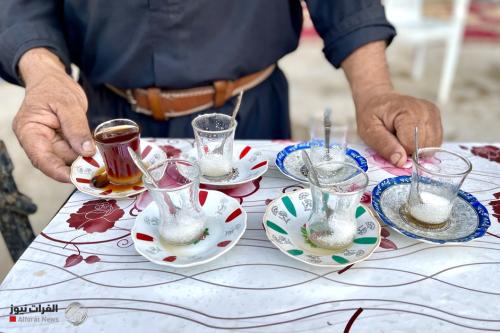 الماء والشاي والقهوة.. ماذا تفعل هذه المشروبات بصحتك؟