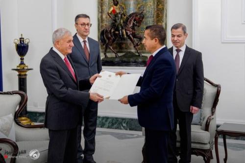 رئيس الجمهورية يسلم محافظ ذي قار الجديد مرسوم تعيينه