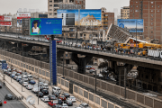 مصر.. قتيل و5 جرحى بسقوط لوحة إعلانات جراء عاصفة رملية