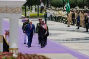 في استقبال ترامب بالسعودية.. ما سر السجاد البنفسجي؟