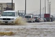 السعودية ترفع "الإنذار الأحمر" بأربع مناطق وتحذر من سيول وامطار