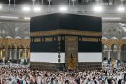 بالصور.. رفع كسوة الكعبة المشرفة استعدادا لموسم الحج