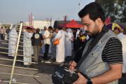 بالصور.. فرق الإعلام والاتصالات تنتشر طول الطريق البري للحج
