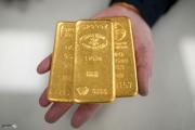 الذهب يتراجع عالمياً ويميل لخسارة أسبوعية
