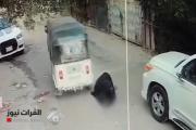 بالفيديو.. سائق {تك تك} يسرق ويدهس امرأة أمام دارها في بغداد