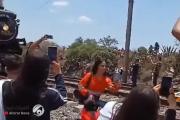 {سيلفي} أدّى لمصرعها.. فيديو صادم لقطار ضرب امرأة في رأسها