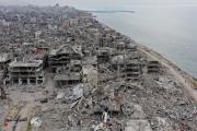 مسؤول أممي: القصف على غزة حولها لجحيم على الأرض