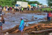 بالصور.. عشرات القتلى بانهيار سد في كينيا