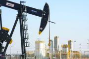 أسعار النفط تتراجع بعد مكاسب أسبوعية